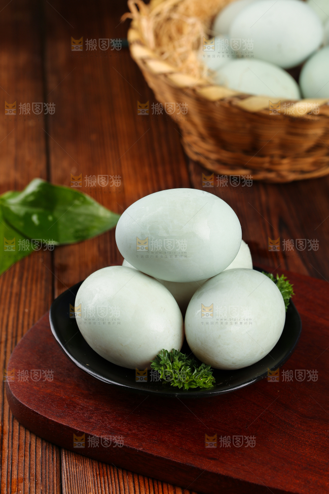 深底上的鸭蛋