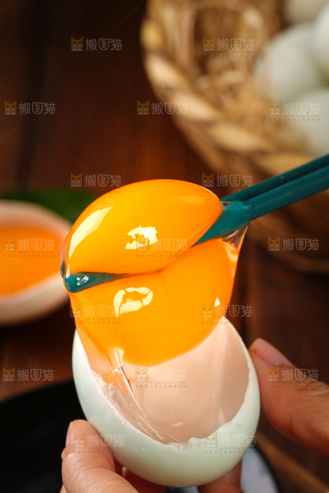 深底上的鸭蛋