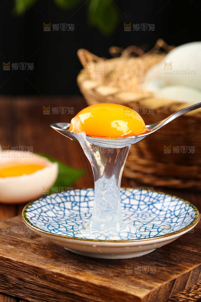 深底上的鸭蛋
