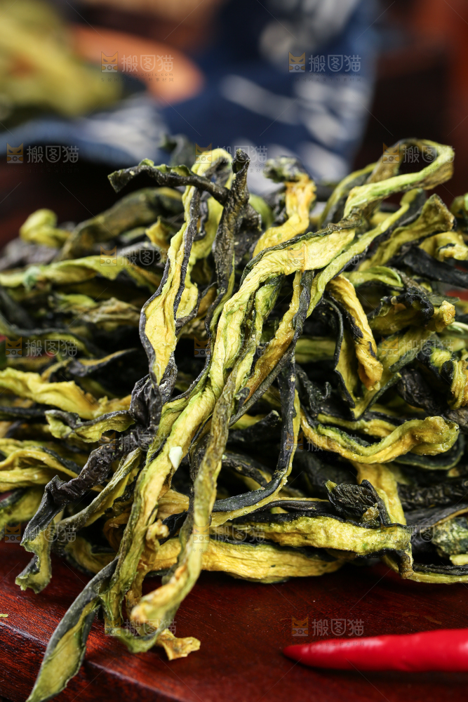 深底上的黄瓜干