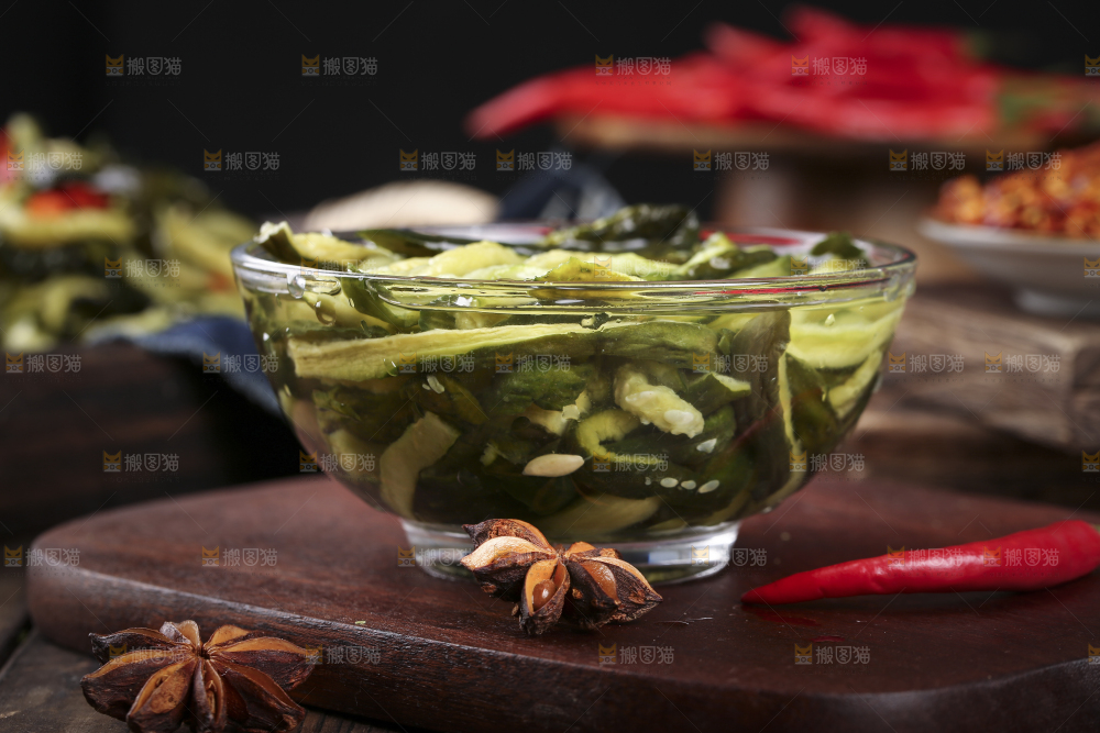 深底上的黄瓜干