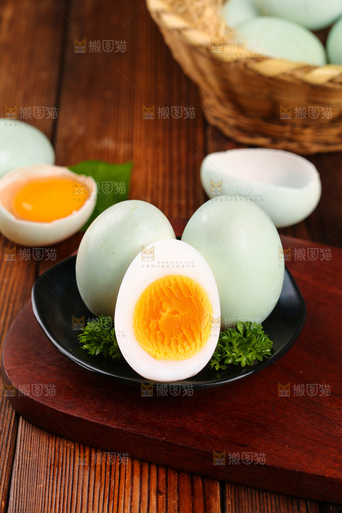 深底上的鸭蛋