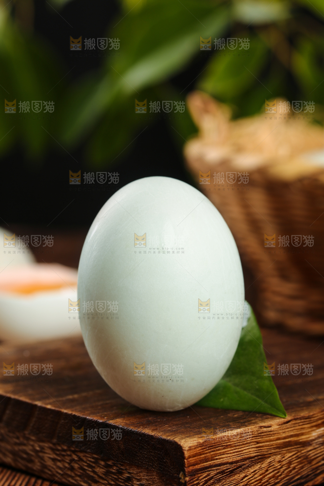 深底上的鸭蛋
