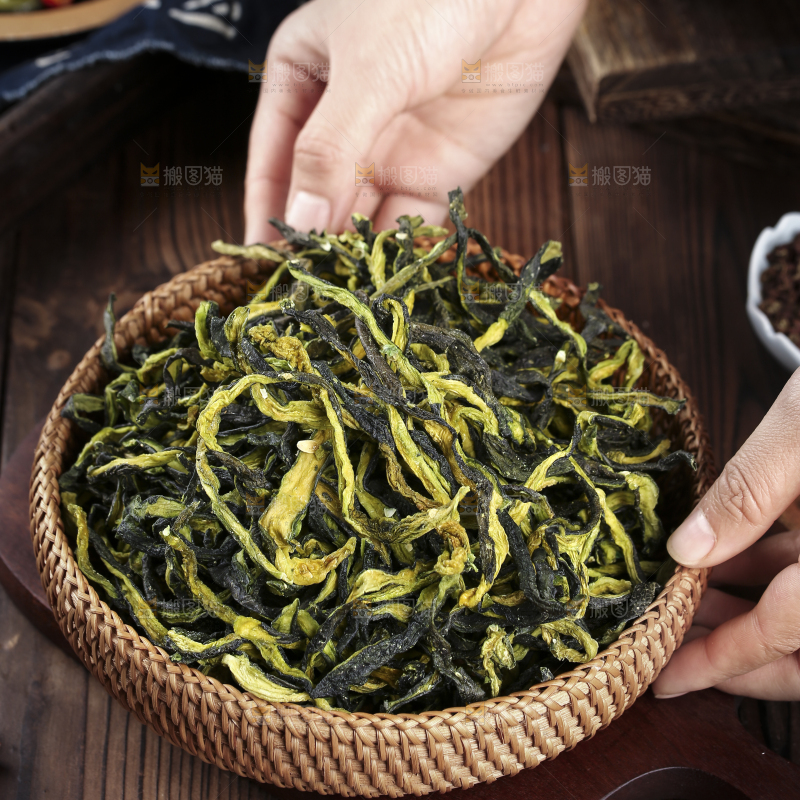 深底上的黄瓜干