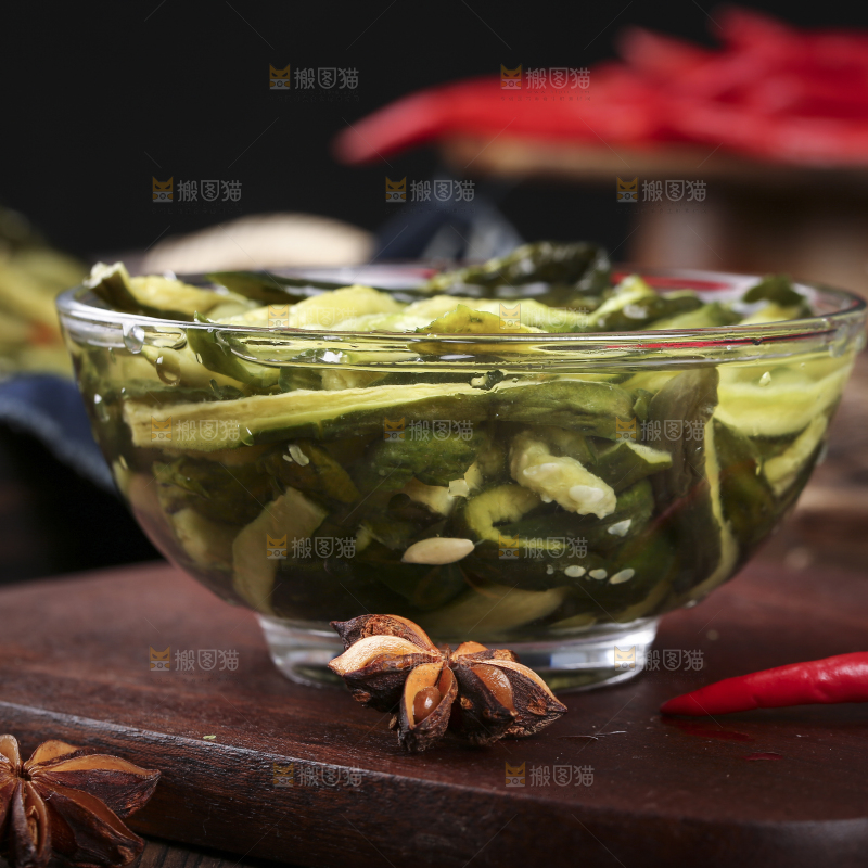 深底上的黄瓜干