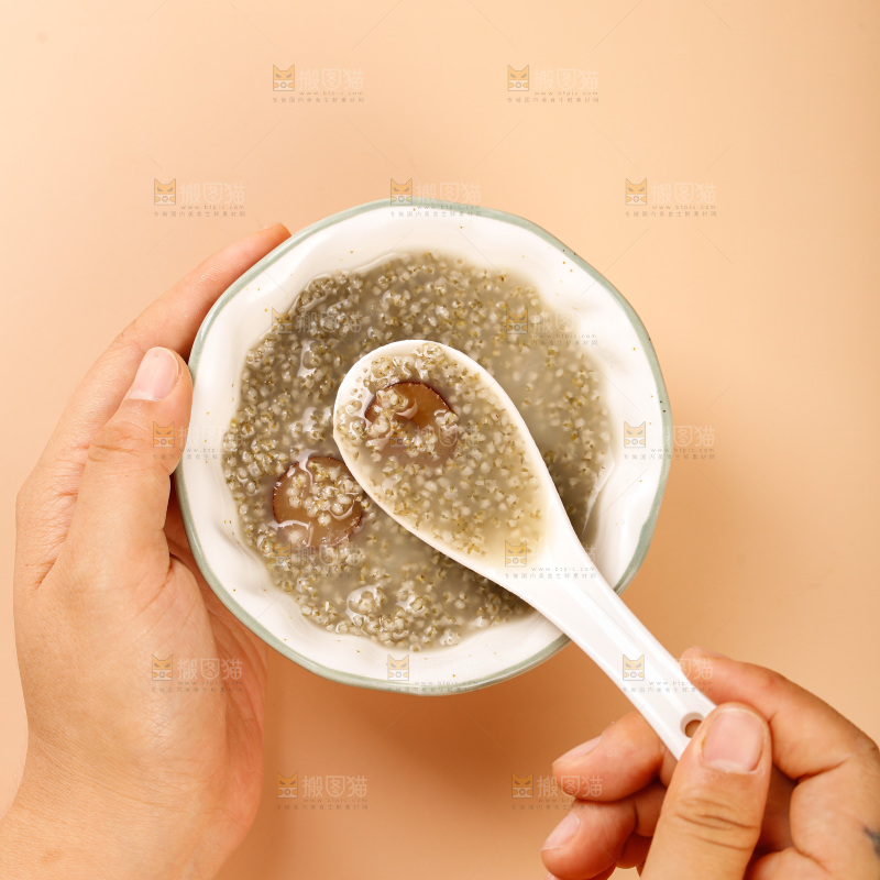 浅底上的黑小米粥