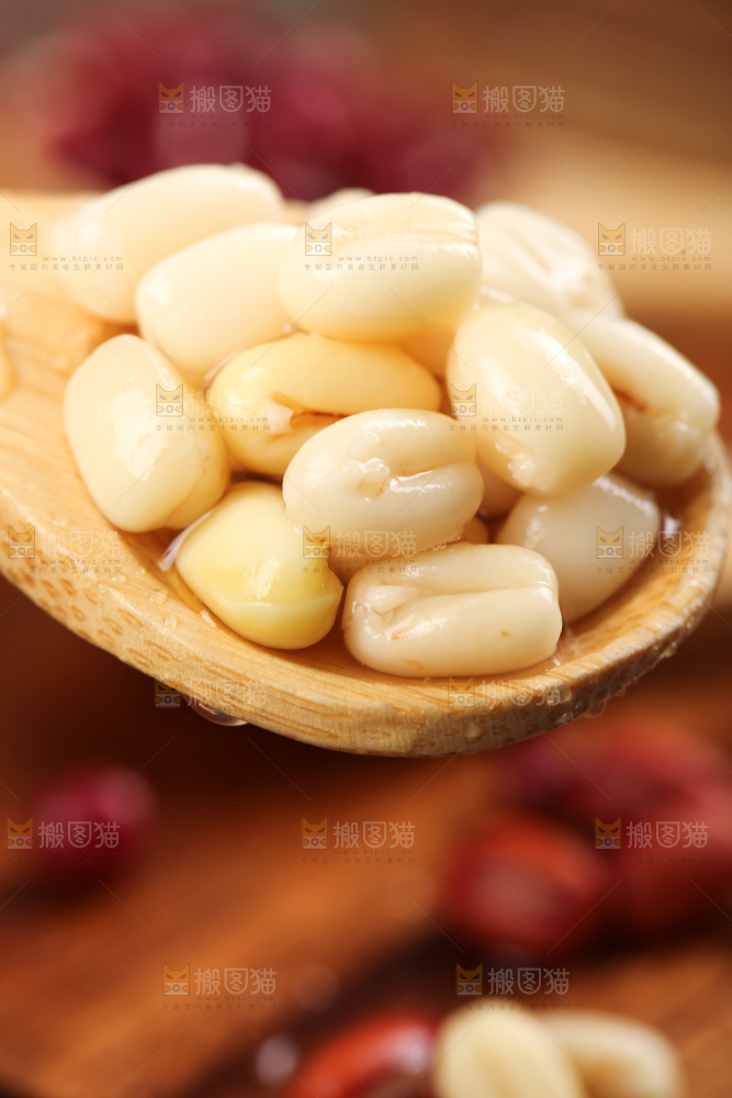 木底上的红豆