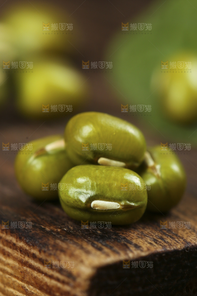 木底上的绿豆