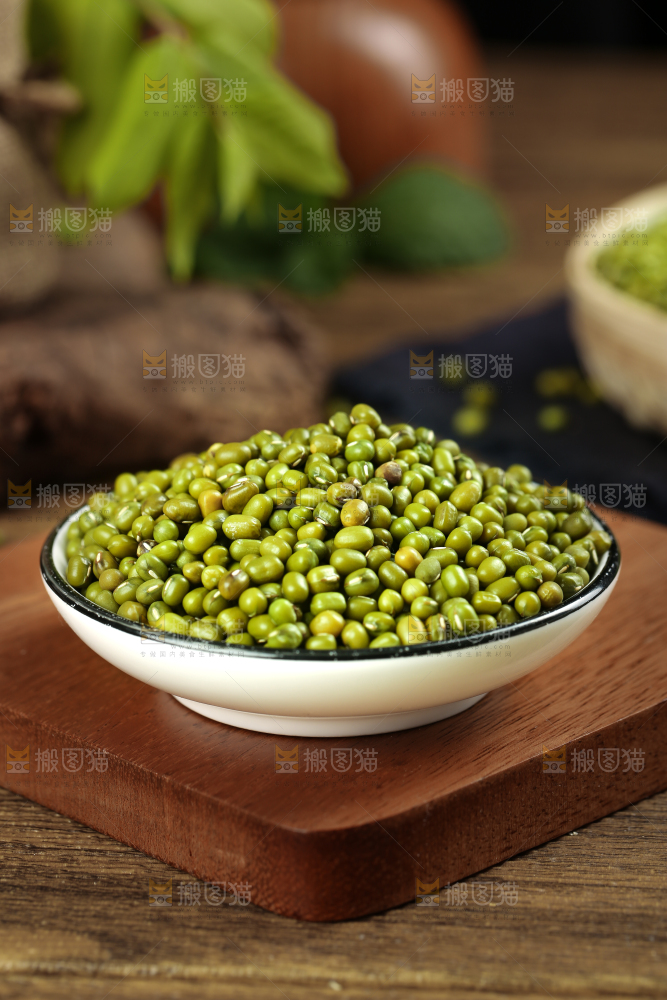 木底上的绿豆