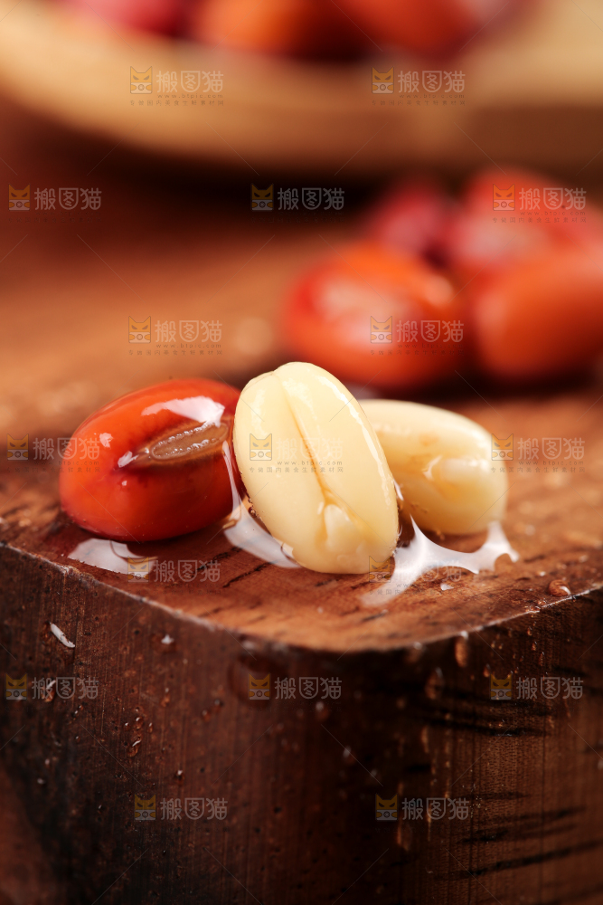 木底上的红豆