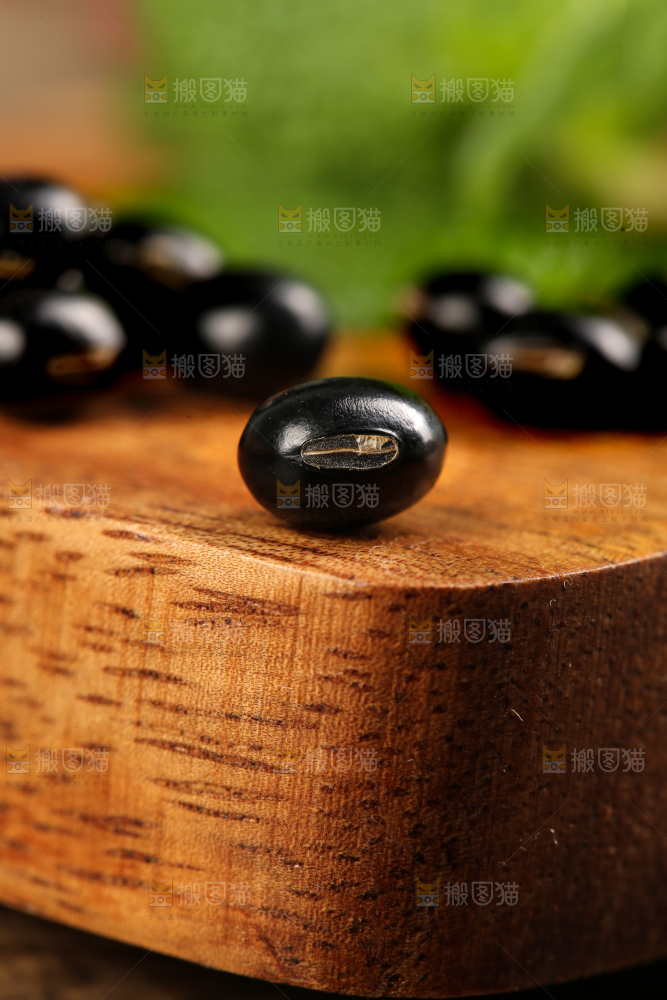 木底上的黑豆