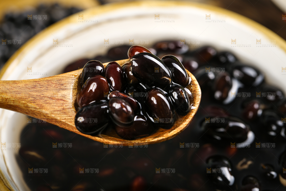 木底上的黑豆