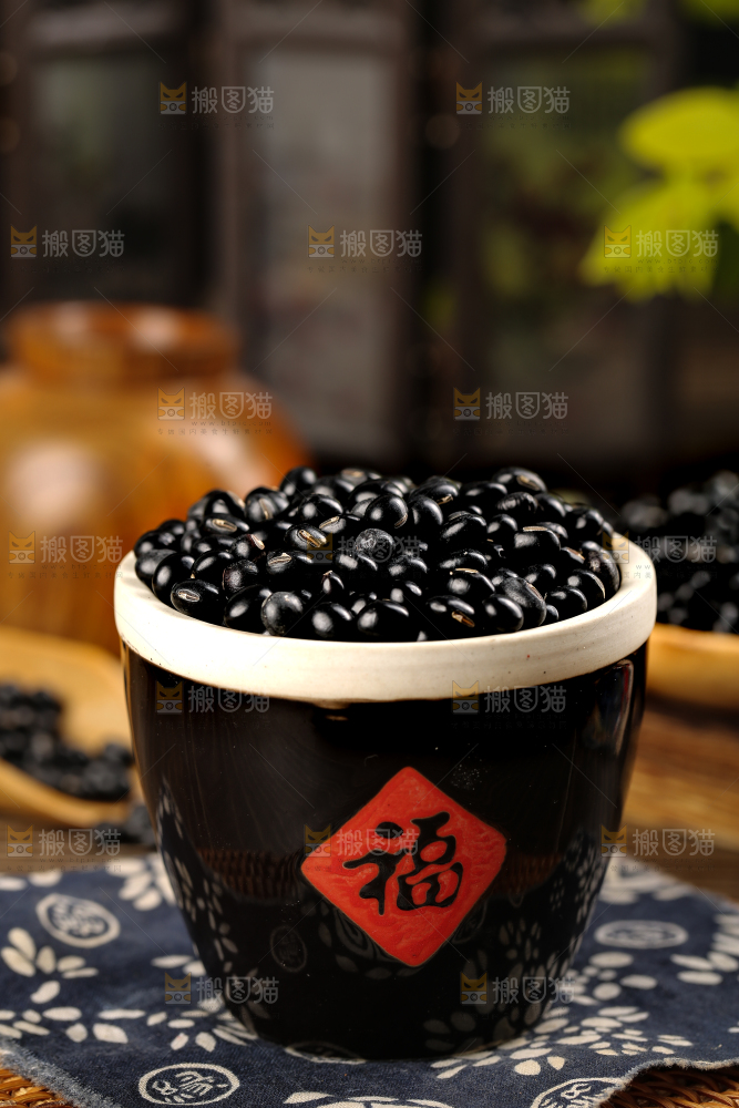 木底上的黑豆
