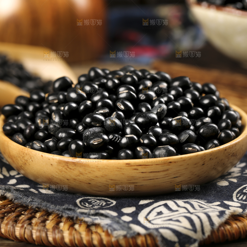 木底上的黑豆