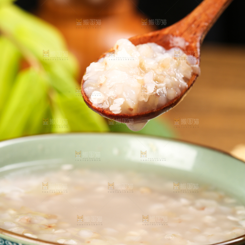 木底上的荞麦米粥