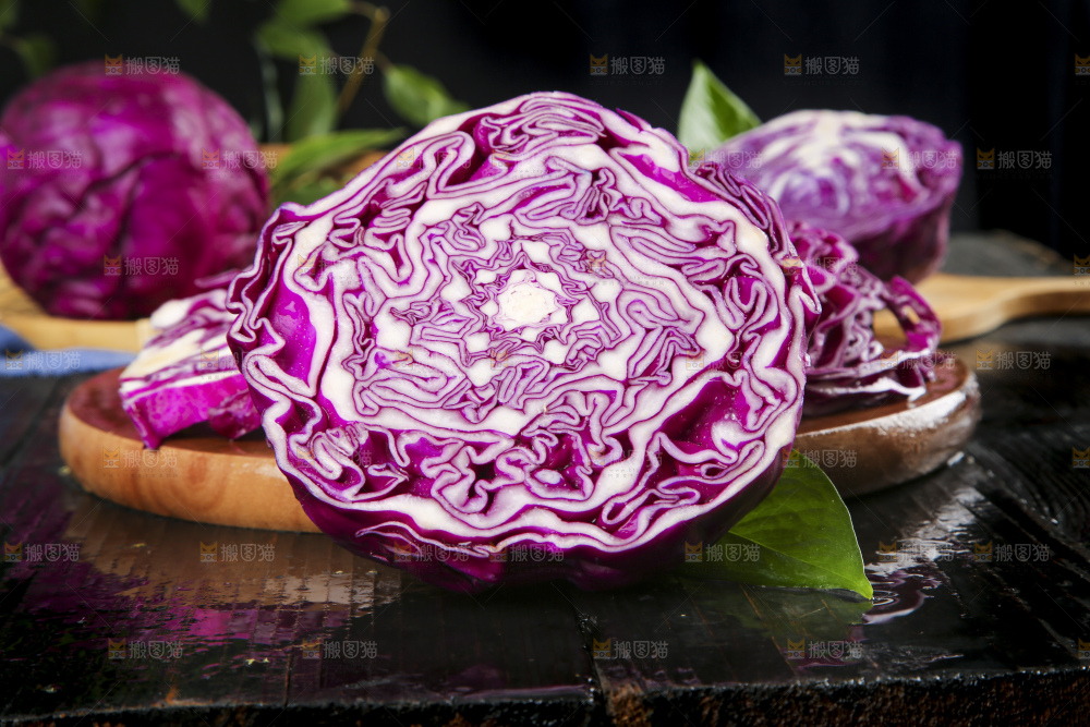 深底上的紫甘蓝