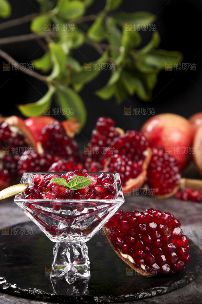 深底上的软籽石榴
