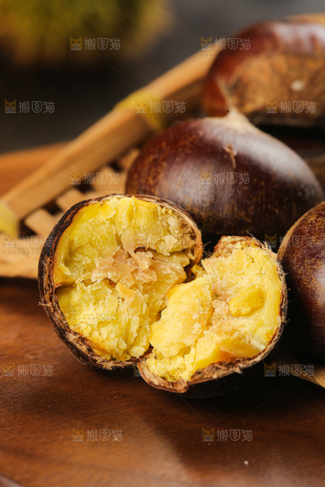 深底上的新鲜板栗