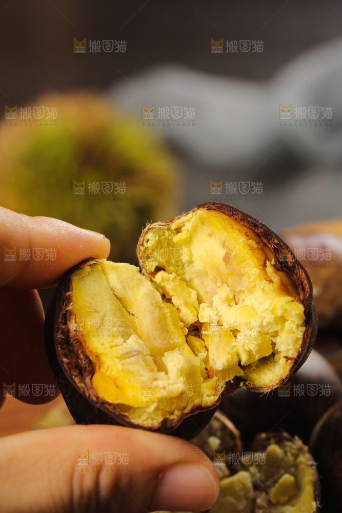 深底上的新鲜板栗