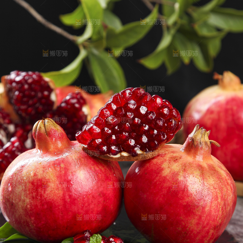 深底上的软籽石榴