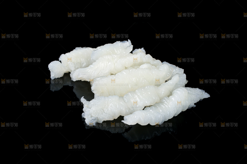 黑底上的新鲜鱼胶
