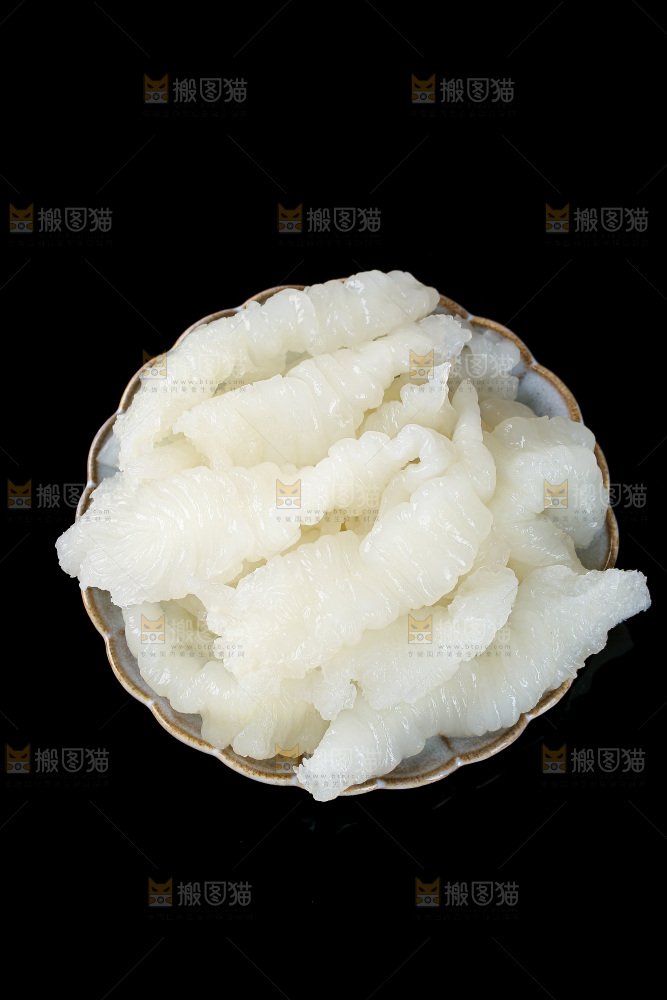 黑底上的新鲜鱼胶