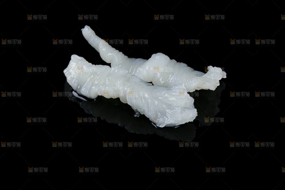 黑底上的新鲜鱼胶