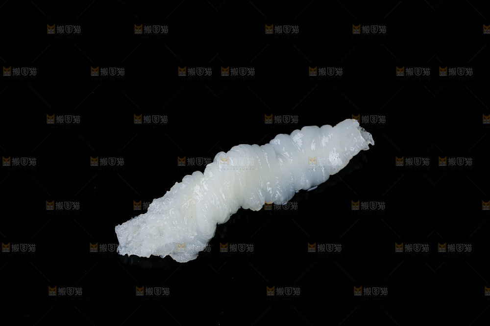 黑底上的新鲜鱼胶