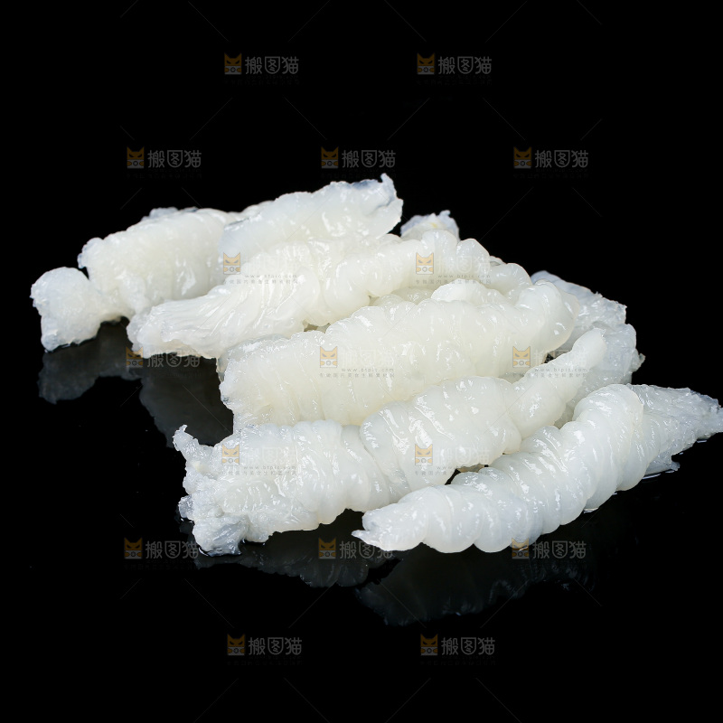 黑底上的新鲜鱼胶