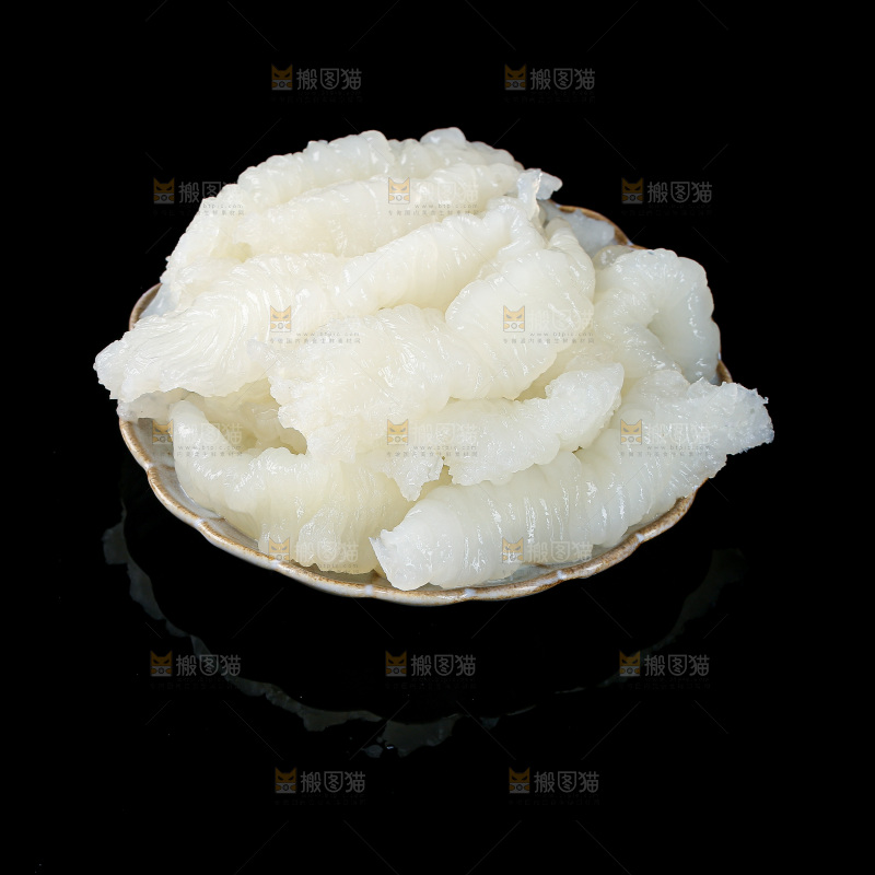黑底上的新鲜鱼胶