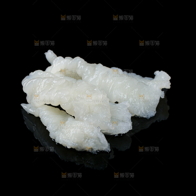 黑底上的新鲜鱼胶