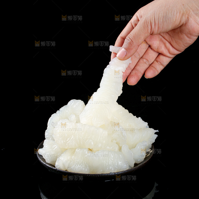 黑底上的新鲜鱼胶