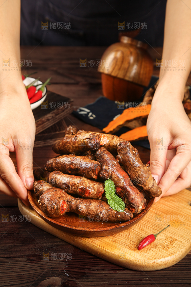 深底上的姜黄