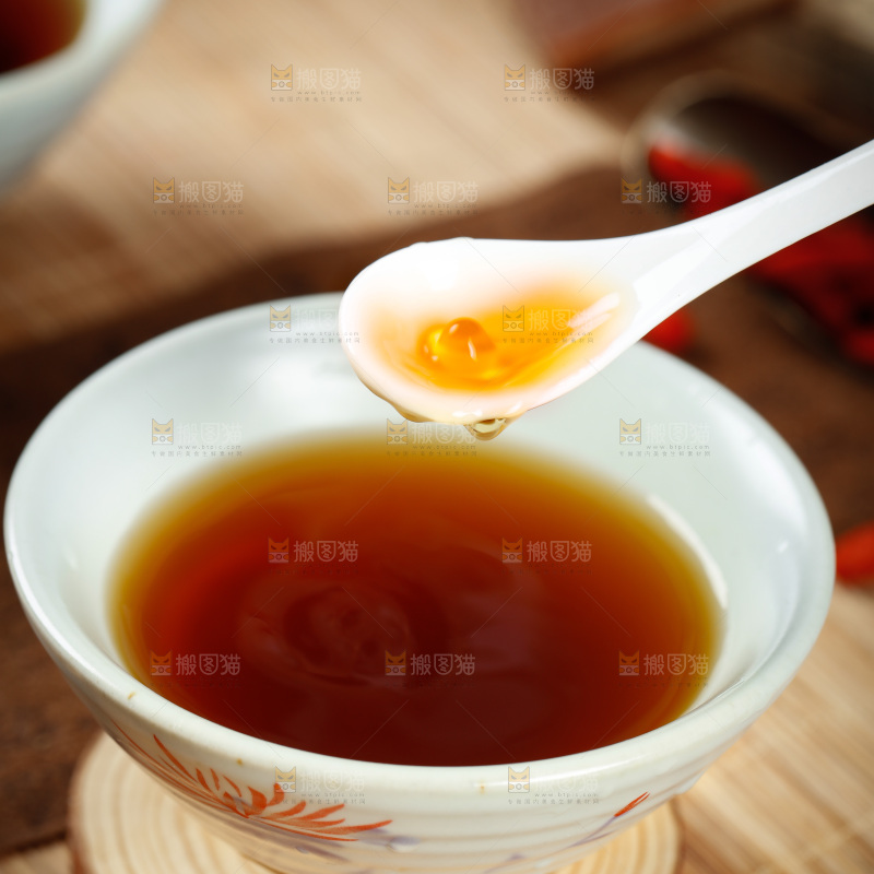 深底上的红糖姜茶
