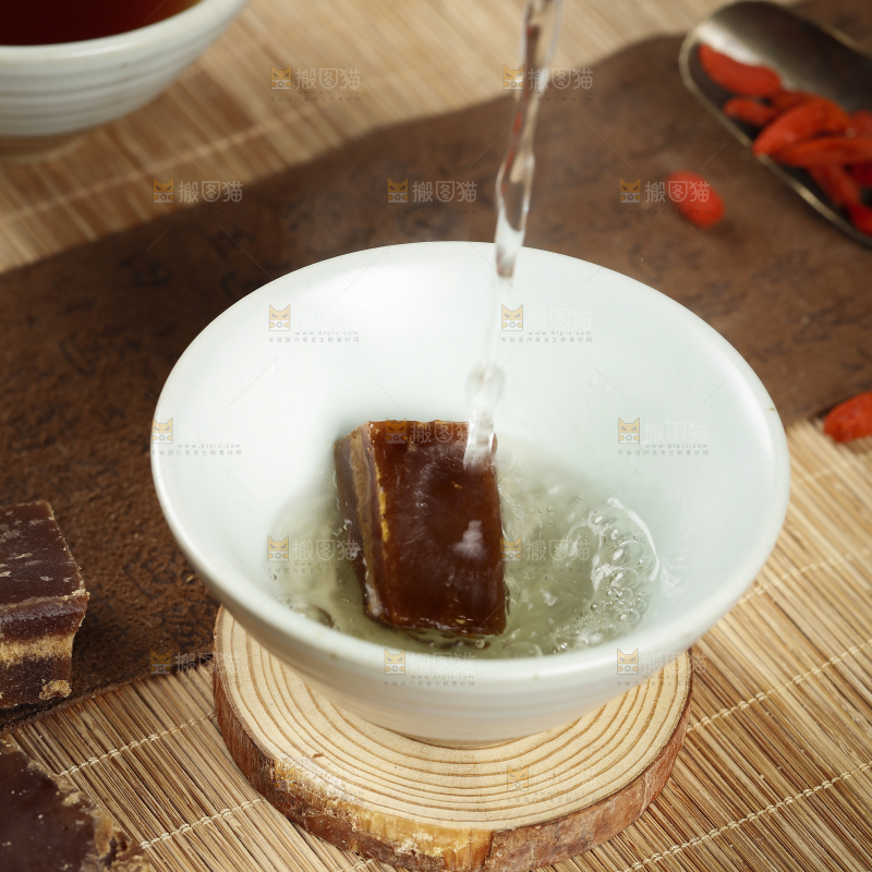 深底上的红糖姜茶