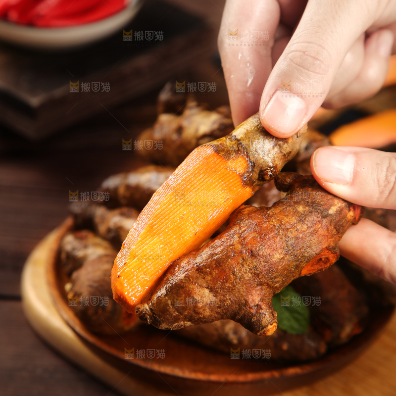 深底上的姜黄