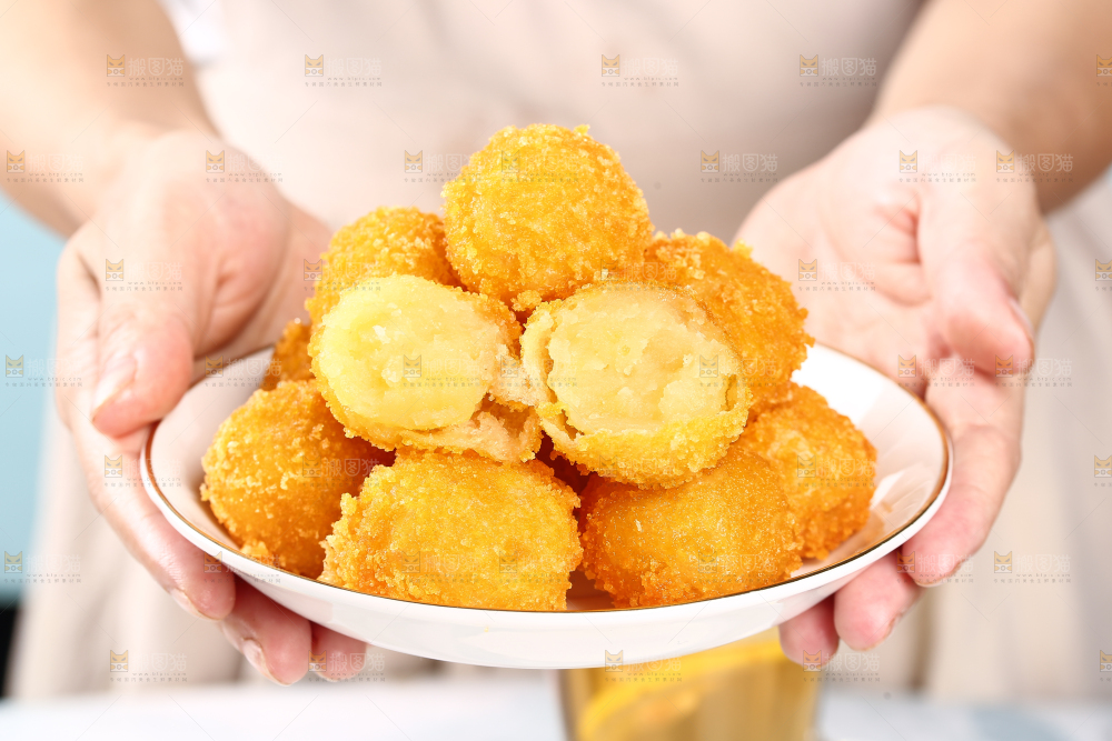 浅底上的黄金土豆球