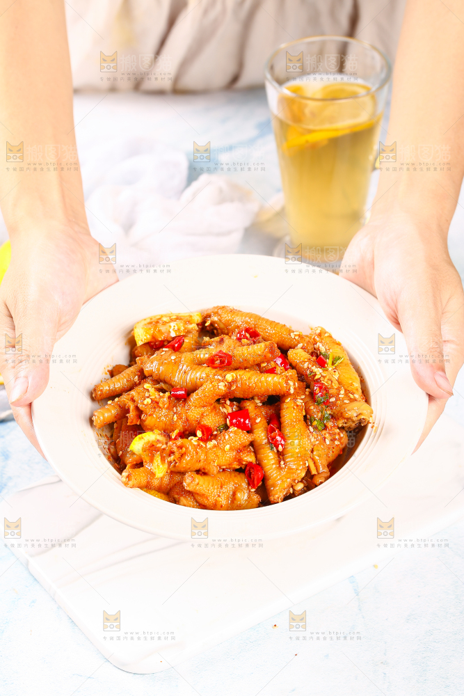 浅底上的香辣鸡爪