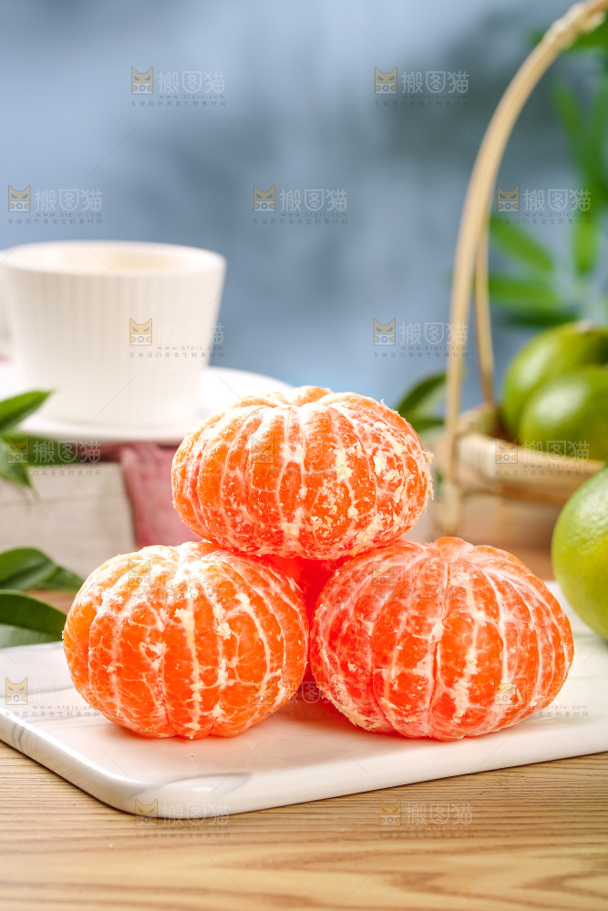 木底上的青皮蜜桔