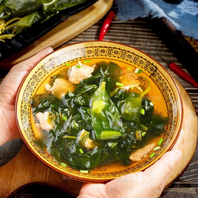 碗里的海带苗瘦肉汤