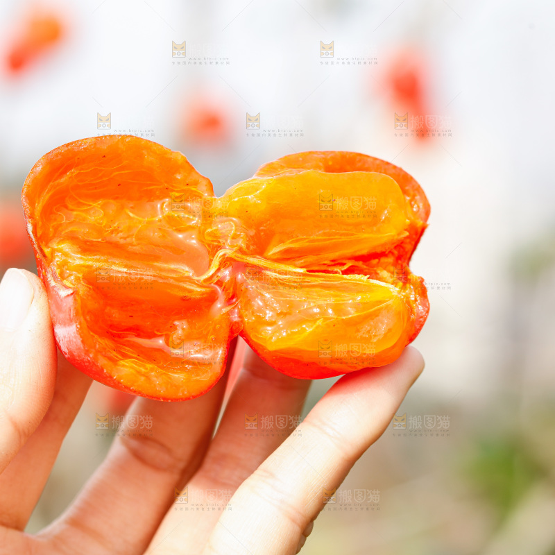 手里拿着蜜柿