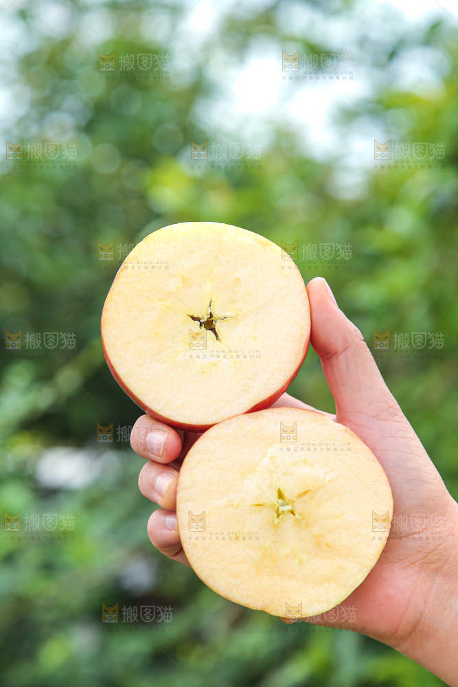 手里拿着一盒丑苹果