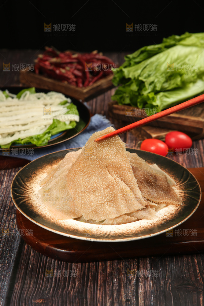 木底上的大片毛肚