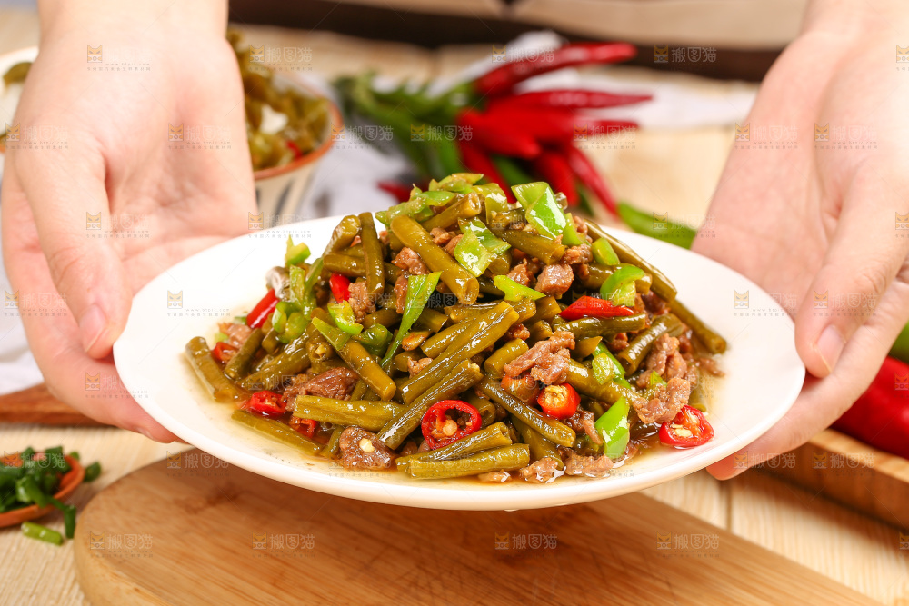 浅底上的酸豆角炒肉末