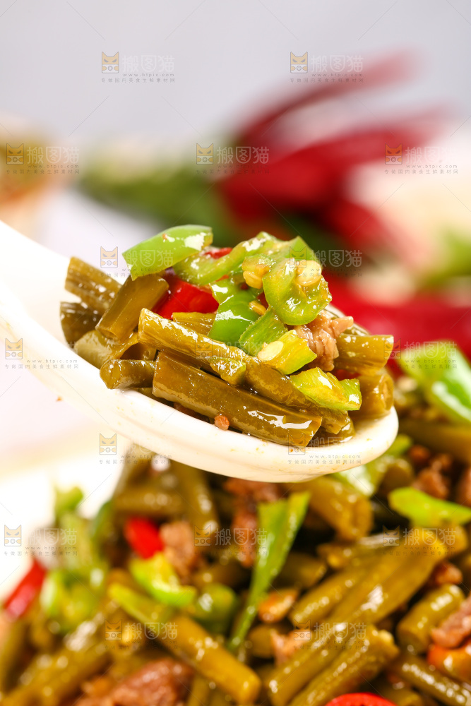 浅底上的酸豆角炒肉末
