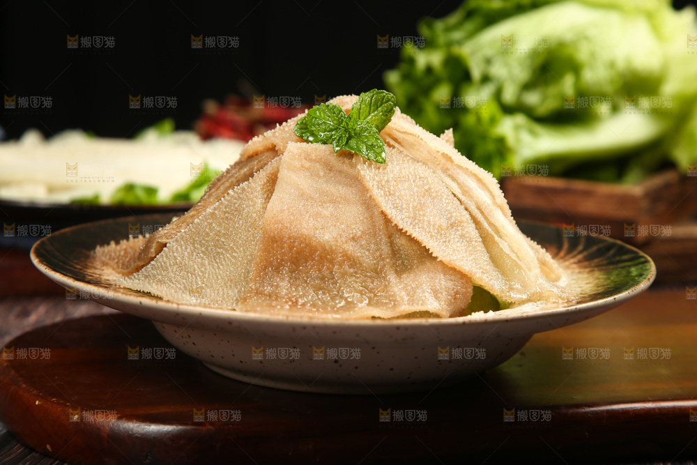 木底上的大片毛肚