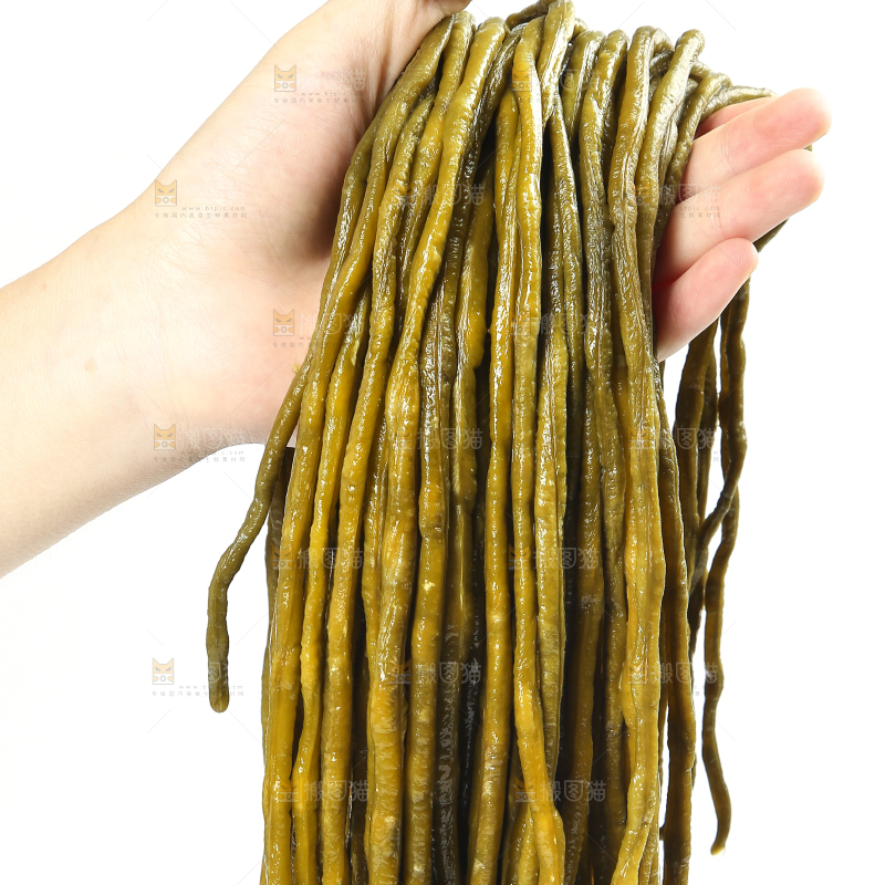 白底上的酸豆角