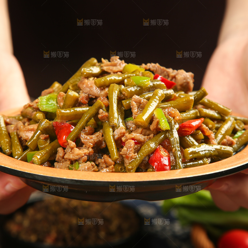深底上的酸豆角炒肉末