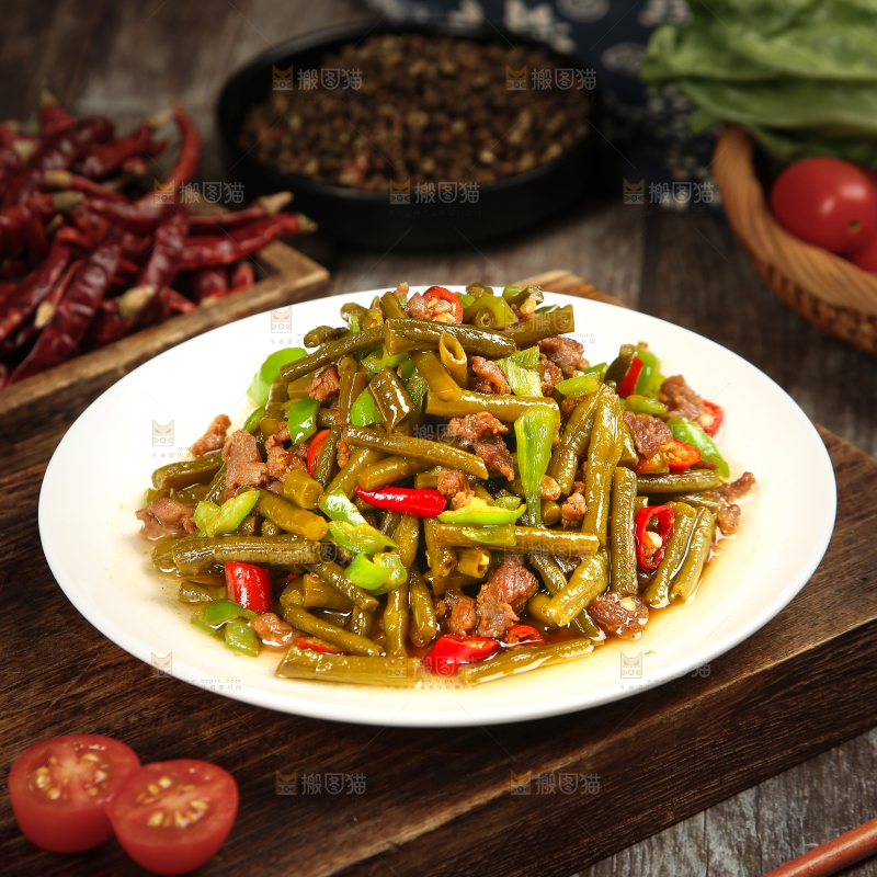 深底上的酸豆角炒肉末