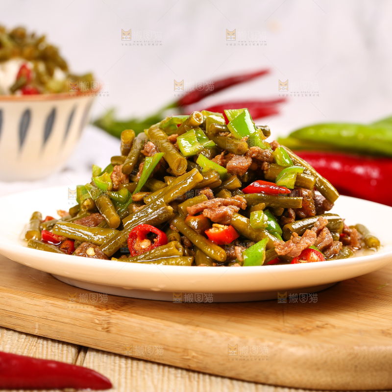 浅底上的酸豆角炒肉末